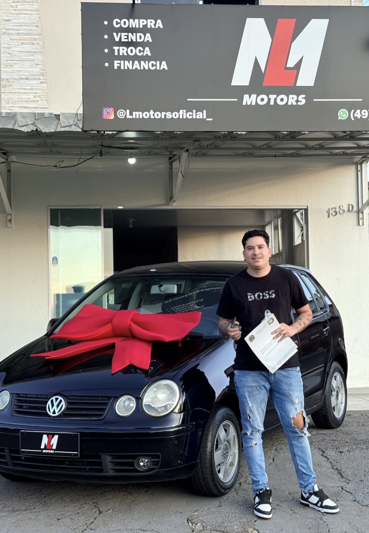 Cliente recebendo veículo VW Polo na LM Motors