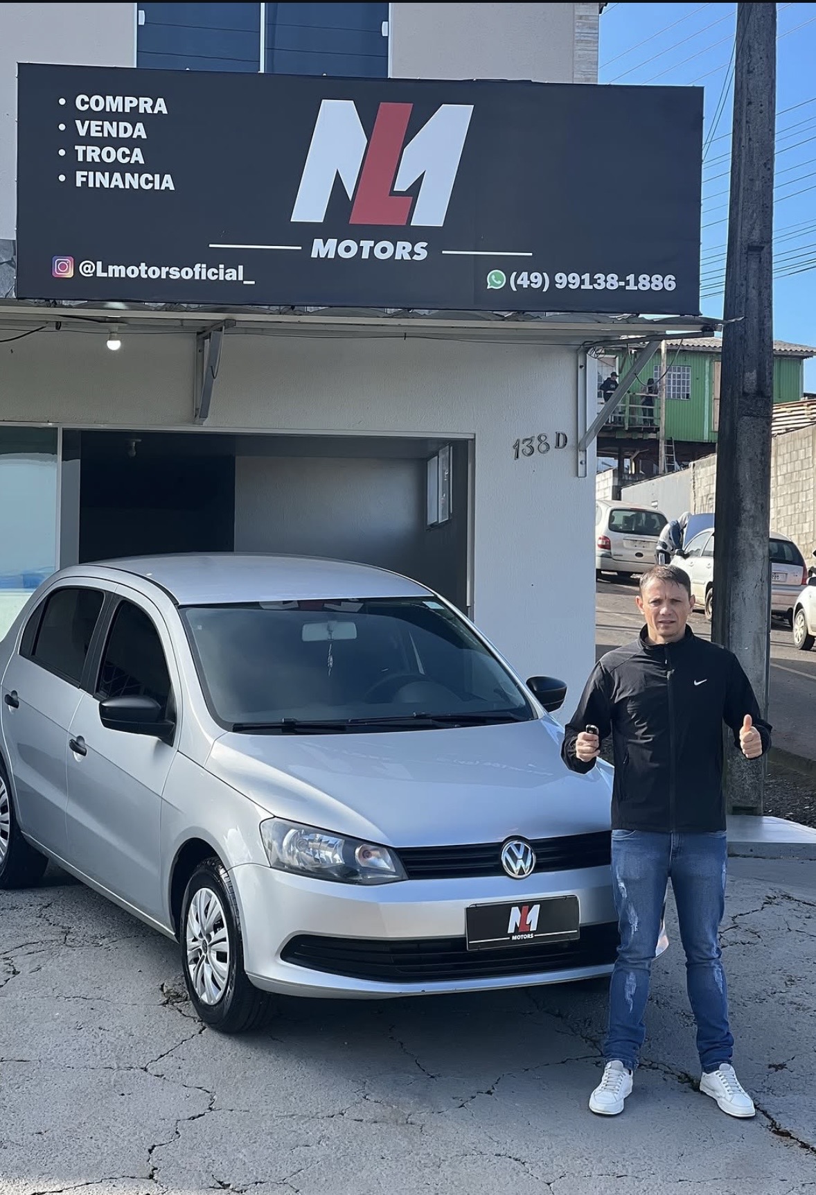 Cliente recebendo veículo VW Gol na LM Motors